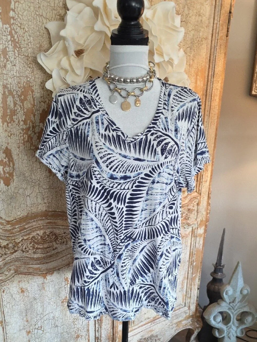 Tahari Navy and White Palm-Print V-Neck Tee - Picture 3 of 8